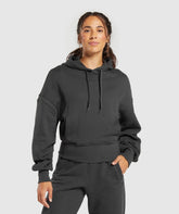 ترتدي سترة بغطاء للرأس ثقيلة الوزن من Gymshark | United We Sweat بكبسات ثقيلة و تحمل على رأسها غ
